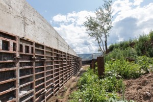 Берегоукрепление подпорными стенками -Строительство набережной в коттеджном поселке - монтаж подпорной стены, формирование русла 